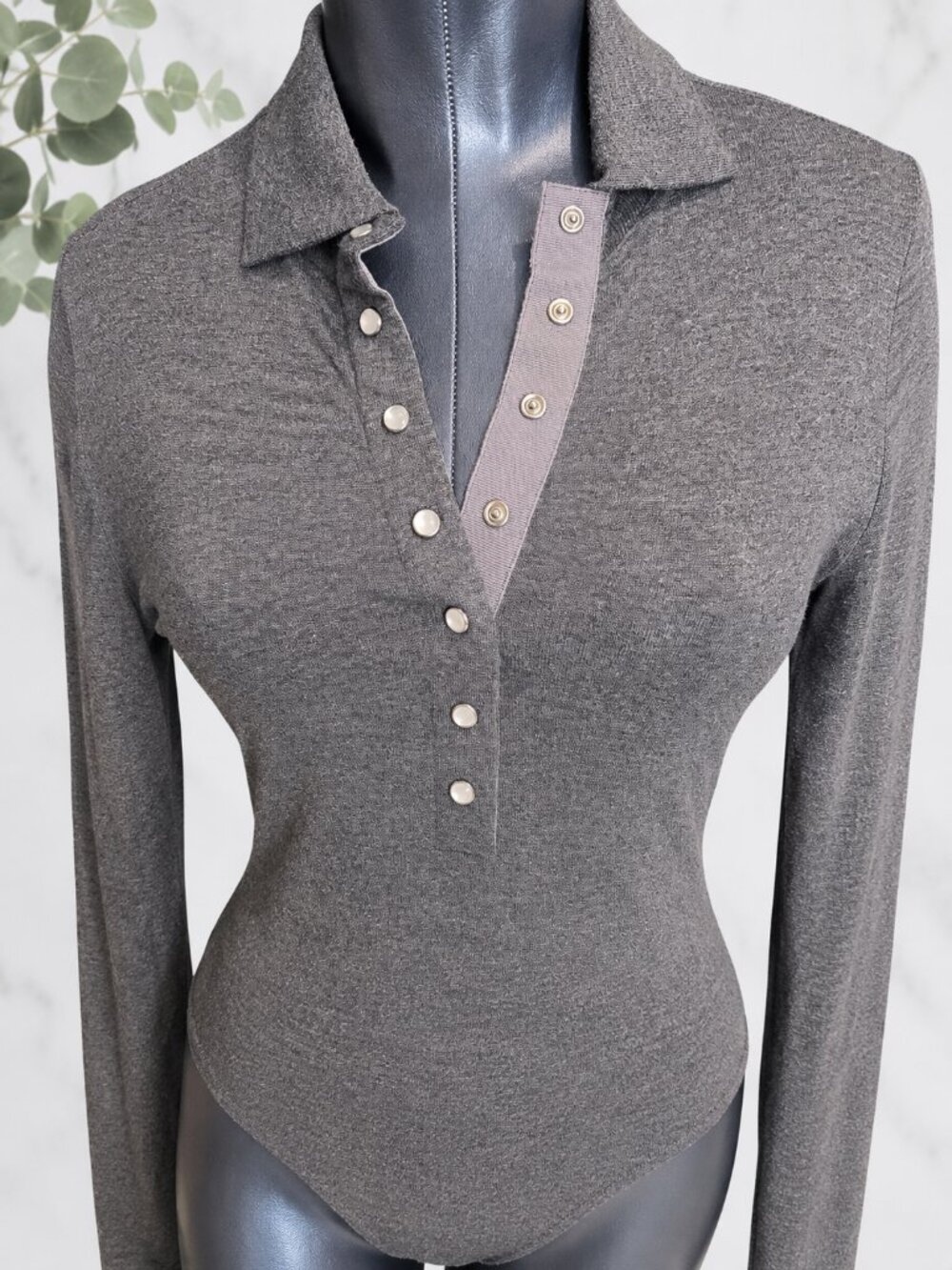 Stunning OZBEK  Gray Long Sleeve Collared Snap Bodysuit Size 6 - Picture 3 of 13